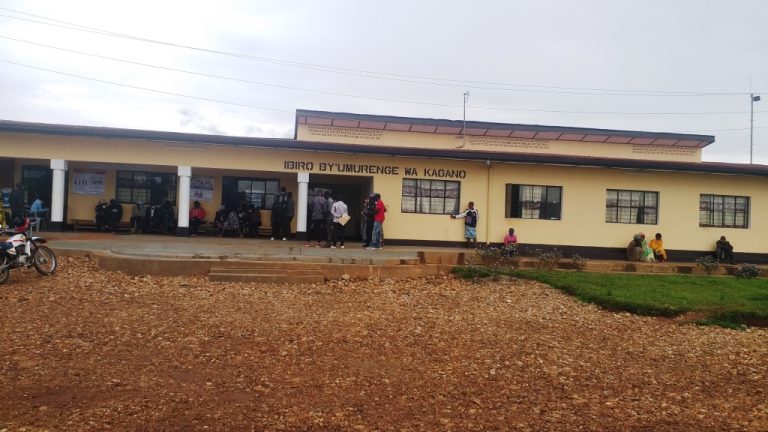 Nyamasheke: Umugabo wakoraga isuku mu kabari yituye hasi arapfa