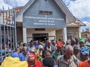 Rusizi: Nkanka: Abarokotse bashengurwa nuko ababo bishwe babanje kwambikwa ubusa