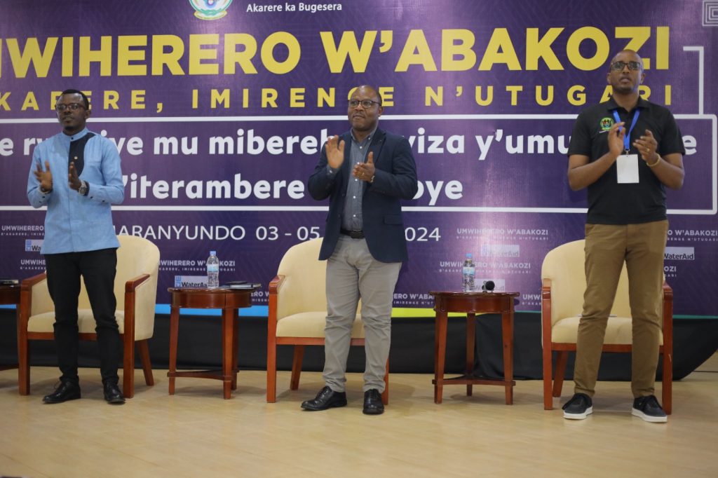 Bugesera: Abakozi basaga 400 basobanuriwe  uruhare rwabo mu iterambere ry’umuturage