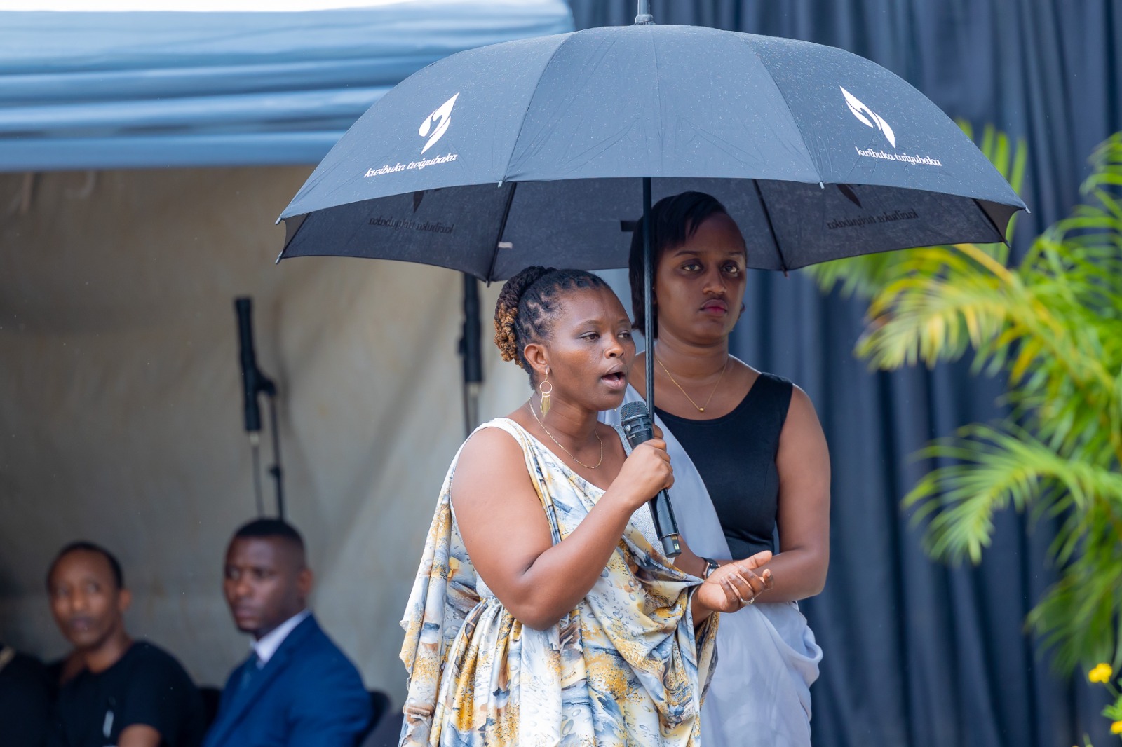 Umuhanzi Mukankusi yavuze uko bishe mama we bamuciye amaguru n’amaboko