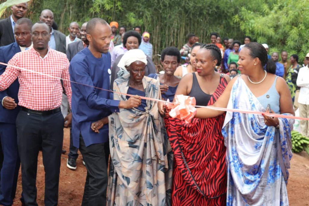 Rwamagana: Nyiramudahinga warokotse Jenoside yashyikirijwe inzu ya miliyoni 10 Frw