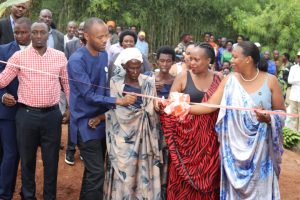 Rwamagana: Nyiramudahinga warokotse Jenoside yashyikirijwe inzu ya miliyoni 10 Frw