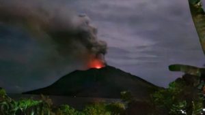 Indoneziya: Kuruka kw’ikirunga kwatumye ikibuga cy’indege gifungwa