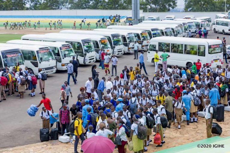 Ejo abanyeshuri baratangira gusubira ku mashuri