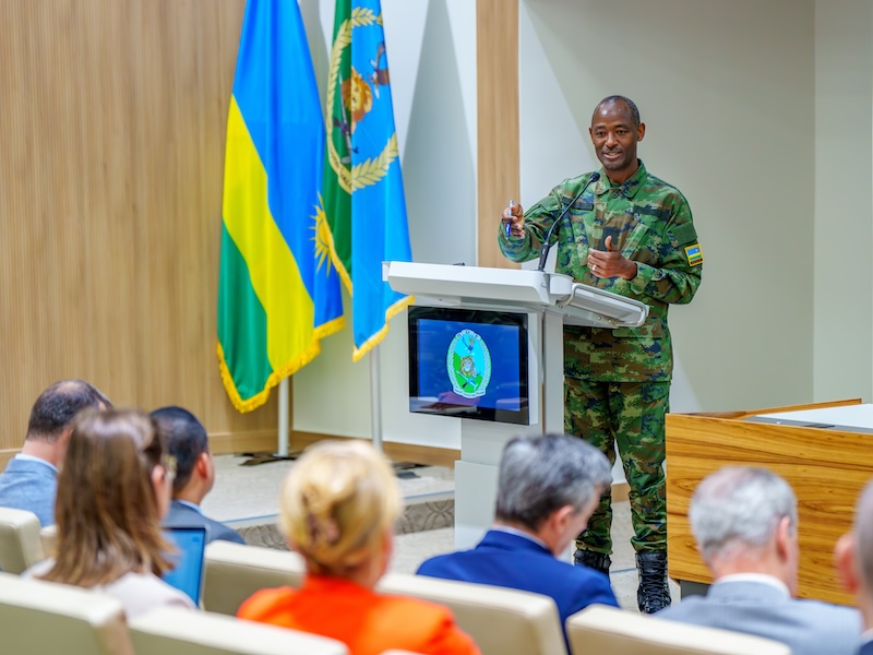Gen. Mubarakh yakiriye abarimu n’abanyeshuri 22 baturutse mu Bwongereza