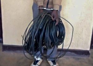 Karongi: Afungiwe kwiba insinga z’amashanyarazi&nbsp;