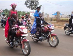 Polisi yaburiye ab’igitsina gore banga kwambara kasike za moto kubera ubwiza