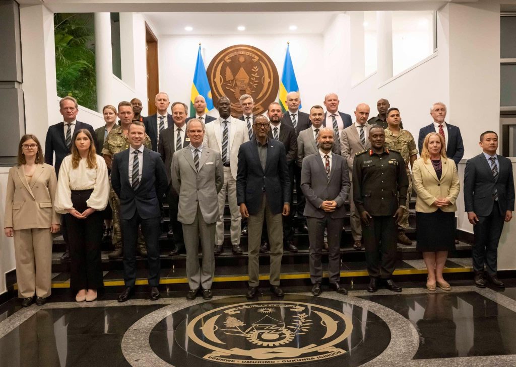 Perezida Kagame yasobanuriye Abofisiye ba UK amateka y’u Rwanda&nbsp;