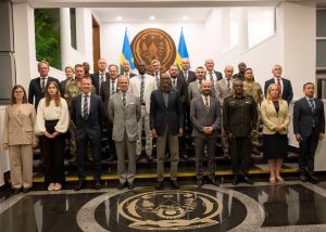 Perezida Kagame yasobanuriye Abofisiye ba UK amateka y’u Rwanda&nbsp;