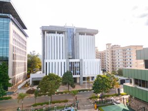 Perezida Kagame yatashye inyubako yatwaye miliyari 22 Frw