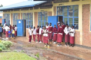 Musanze: Bababazwa no kwiga mu yisumbuye batazi gukoresha mudasobwa