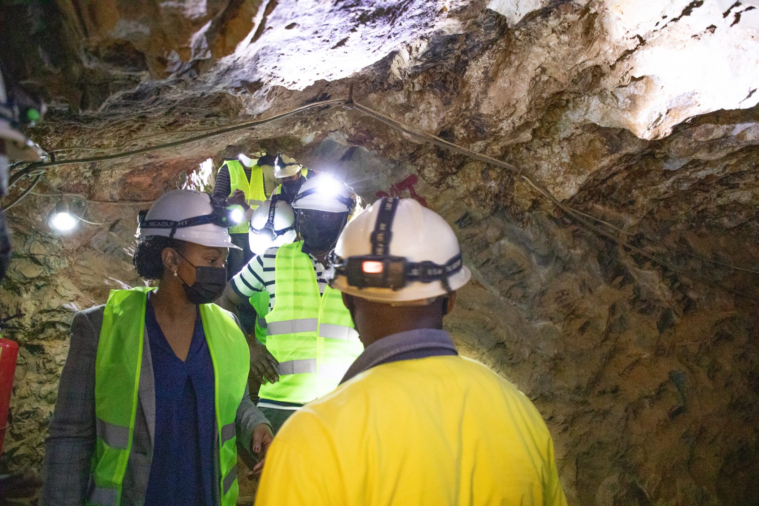 Abacukura amabuye y’agaciro 34% mu Rwanda bafite amasezerano yanditse