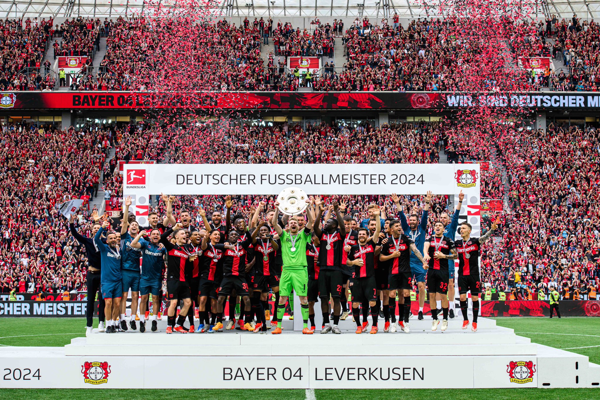 Bayern Leverkusen yashyikirijwe igikombe cya shampiyona yegukanye idatsinzwe