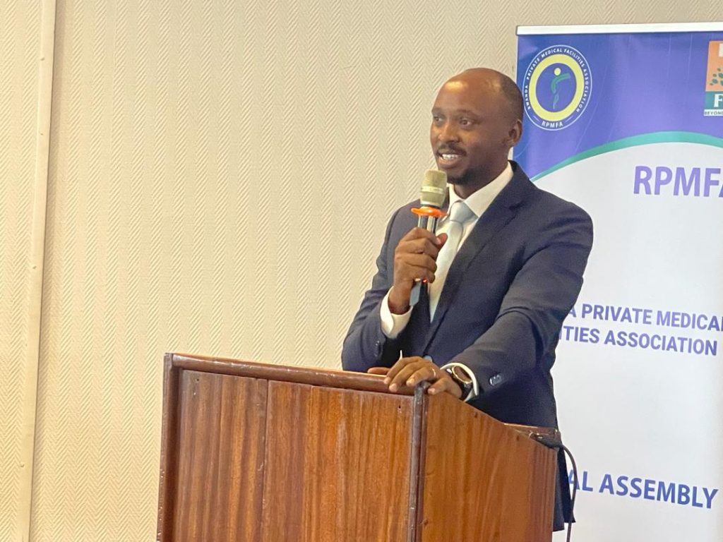 MINISANTE yasabye abaganga bigenga kuyifasha guhangana n’ubuke bw’abaganga