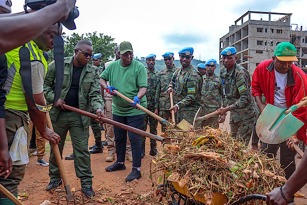 CAR: Perezida Touadera yafatanyije n’inzego z’umutekano z’u Rwanda gukora Umuganda