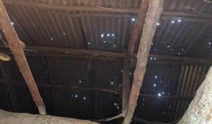 Rusizi: Umukecuru warokotse Jenoside aba mu nzu yatobaguritse amabati ishobora kumugwira