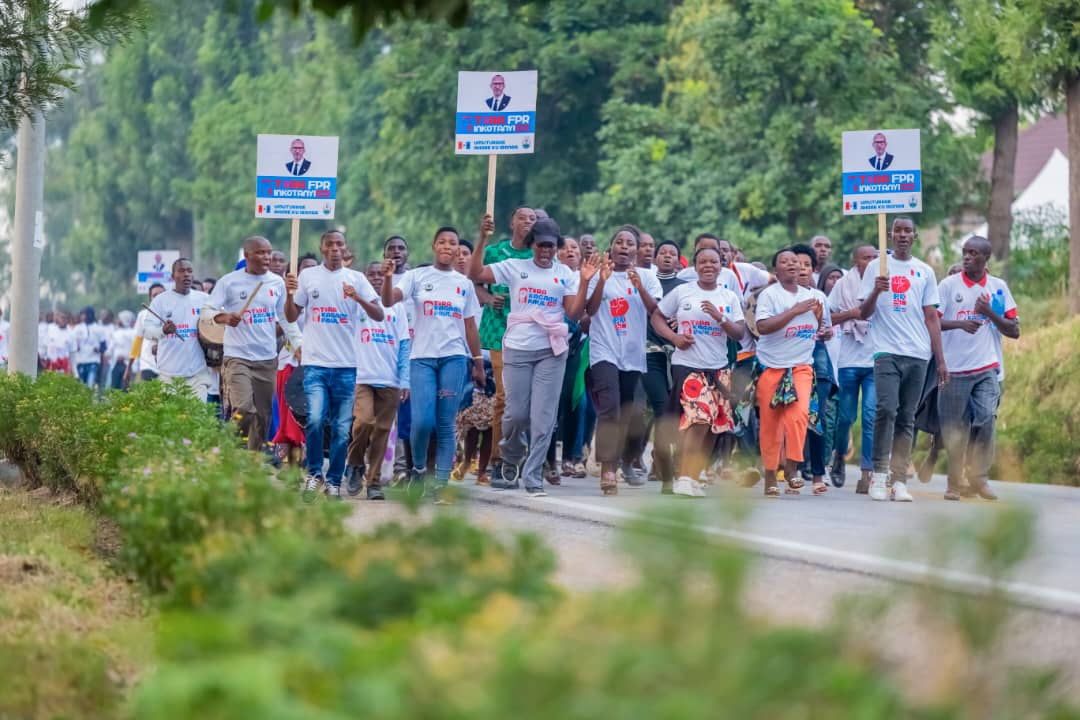 Muhanga: Urubyiruko rwaje kwamamaza Perezida Paul Kagame inshuti yabo 