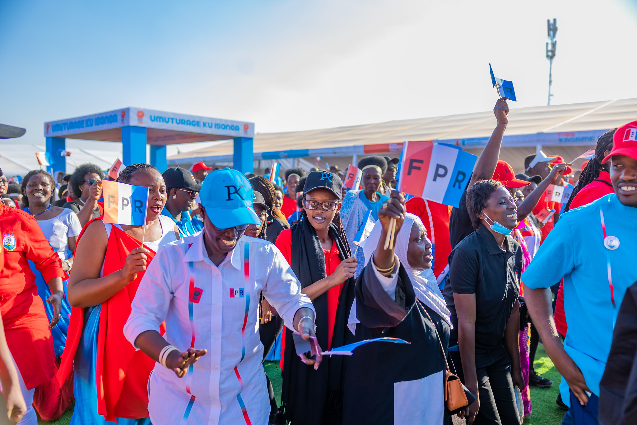 Muhanga: Amafoto 40 agaragaza ukwamamaza Paul Kagame Umukandida wa FPR Inkotanyi