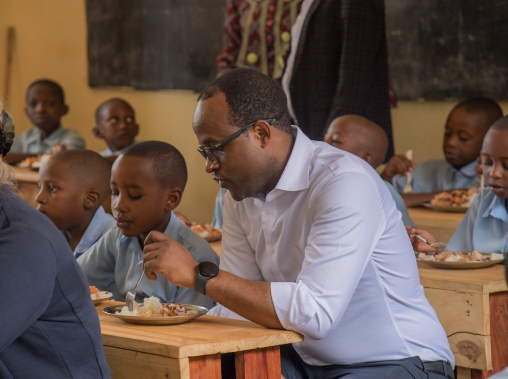 Mu munsi umwe, hakusanyijwe miliyoni 117 Frw yo kugaburira abana ku ishuri