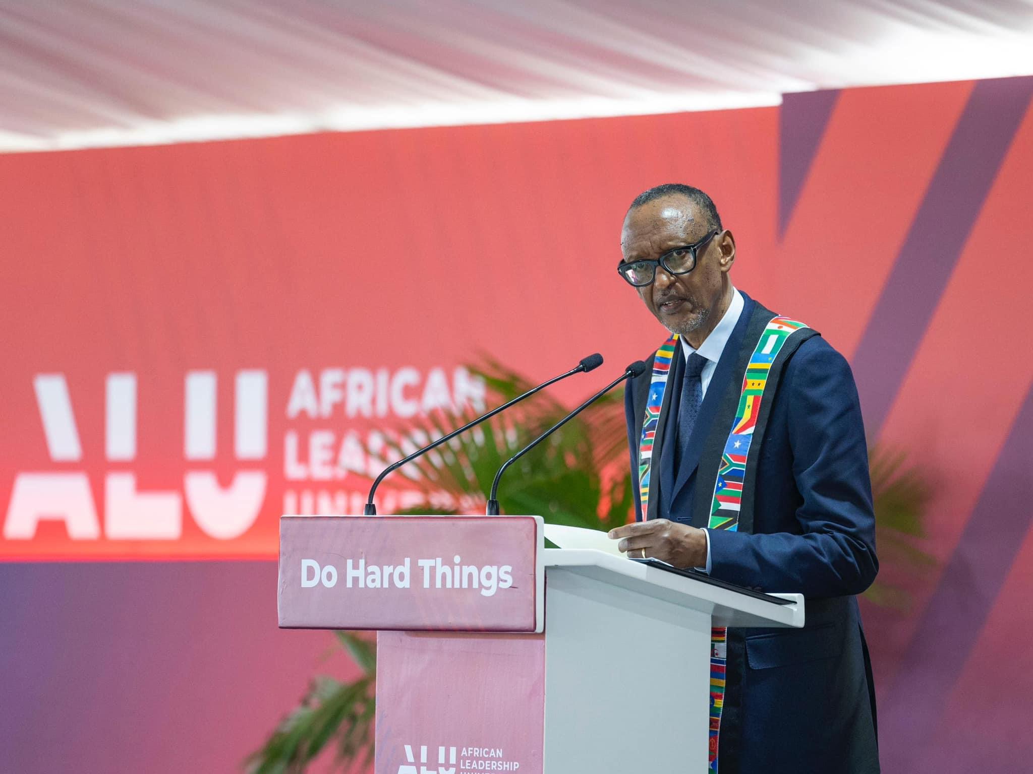 Perezida Kagame yasabye abasoje muri ALU guhora biteguye kujyana n’ibihe 