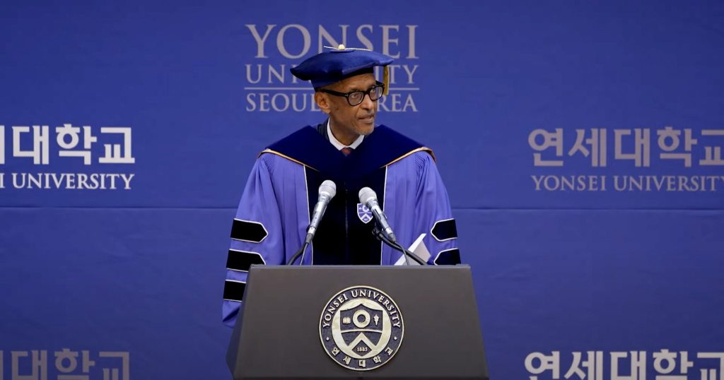 Perezida Kagame yahawe impamyabumenyi y’ikirenga mu miyoborere rusange