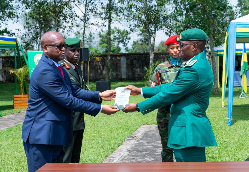 Abofisiye 49 basoje amasomo mu Ishuri Rikuru rya Gisirikare