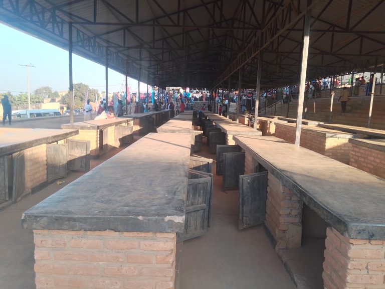 Kamonyi: Paul Kagame yababereye umutaka ntibakinyagirwa n’imvura yabubakiye isoko
