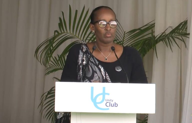 Kwibuka30: Jeannette Kagame yifatanyije n’intwaza za Nyanza na Huye