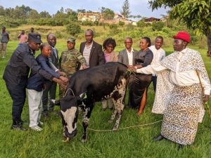 Nyamasheke: Abikorera baremeye abamugariye ku rugamba n’abarokotse Jenoside iby’asaga miliyoni 4
