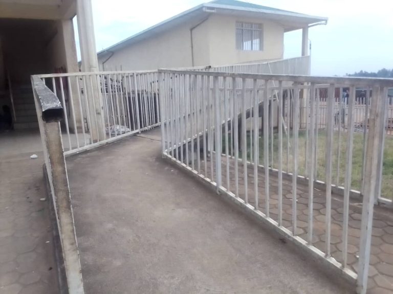 Abagana isoko rya Nyagatare bishimira ko bashyiriweho inzira z’abafite ubumuga