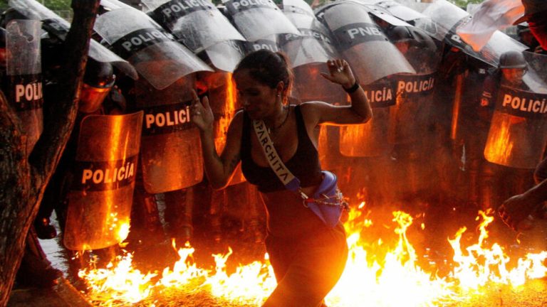 Venezuela: Hazindukiye imyigaragambo isaba Nicolas Maduro kwegura &nbsp;