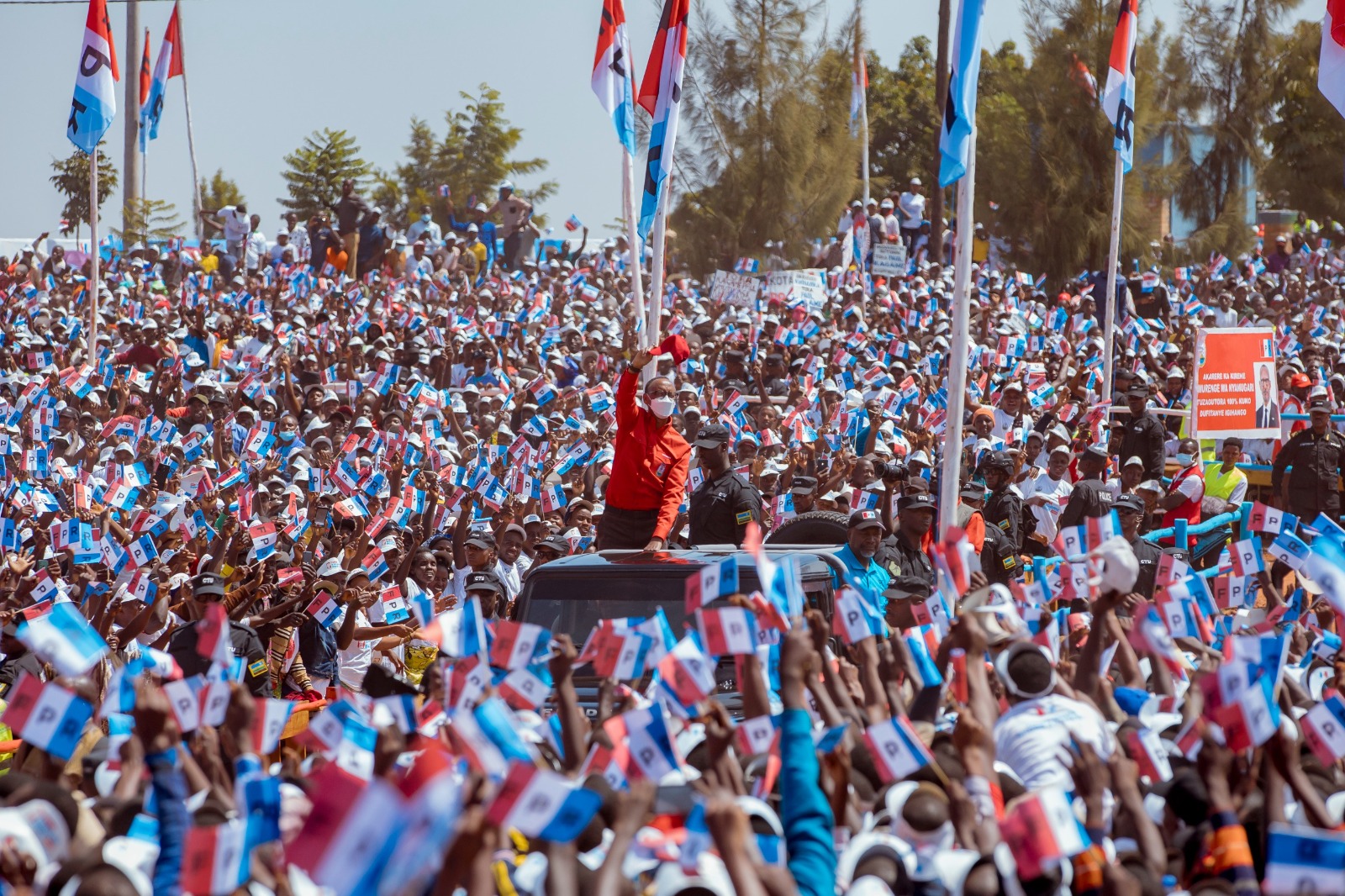 Paul Kagame yabeshyuje abavuga ko abaturage bahatirwa kujya mu bikorwa byo kwiyamamaza