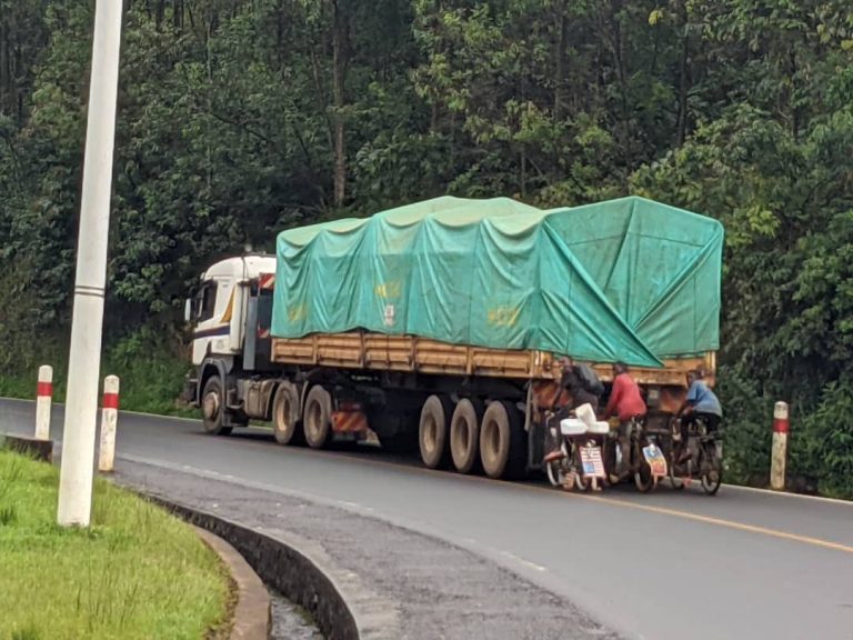 Rusizi: Polisi irihanangiriza abanyonzi bagenda bafashe ku modoka zigenda