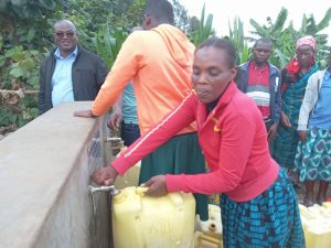 Musanze: Abaturiye Pariki y’Ibirunga bavuga ko bibohoye gusangira amazi n’imbogo n’impyisi