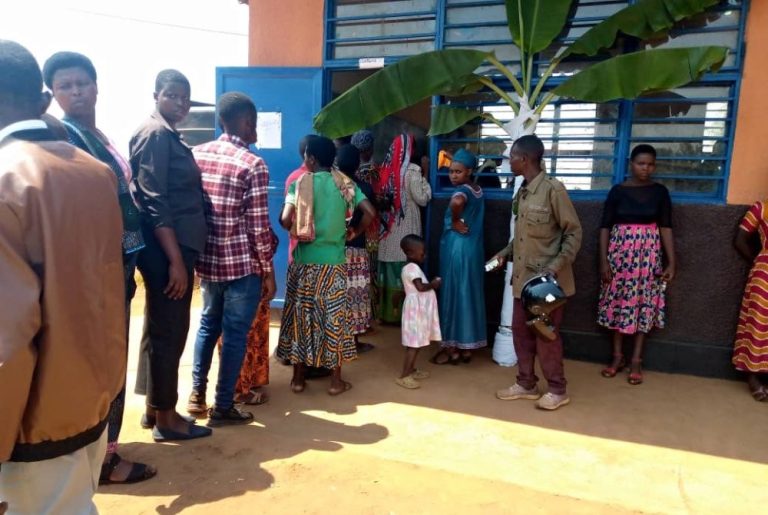 Muhura basabye ko abazatorwa bazabashyirira kaburimbo mu muhanda Muhura- Ndatemwa