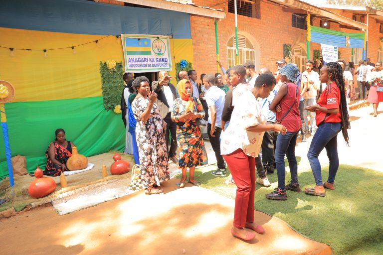 Hari site z’itora zateguye uruhimbi na tapi zanyurwagaho n’abatora