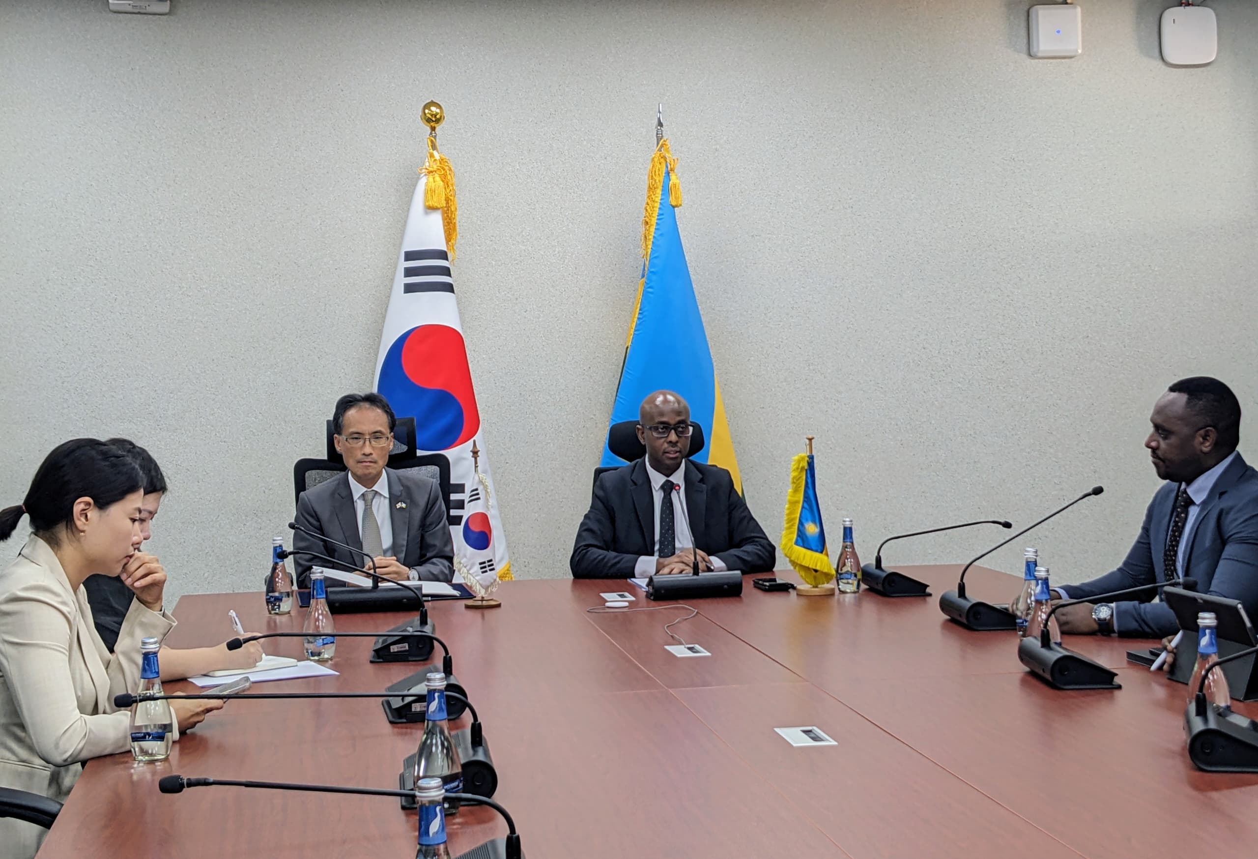 U Rwanda na Koreya y’Epfo byasinye amasezerano ya miliyari 1 y’amadolari