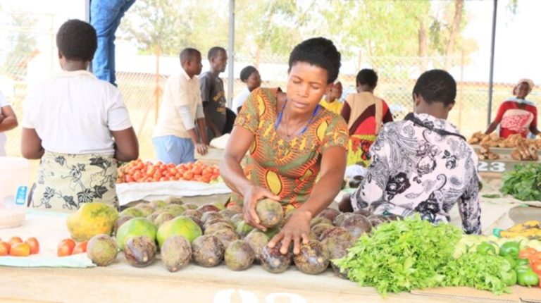 Bugesera: Abacuruza imboga n’imbuto barishimira ko bubakiwe isoko rya Murama