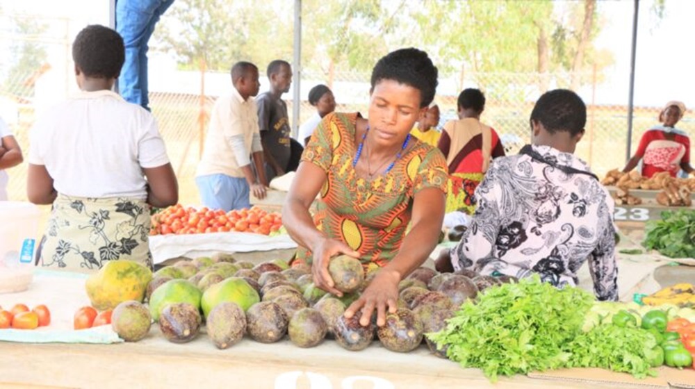 Bugesera: Abacuruza imboga n’imbuto barishimira ko bubakiwe isoko rya Murama