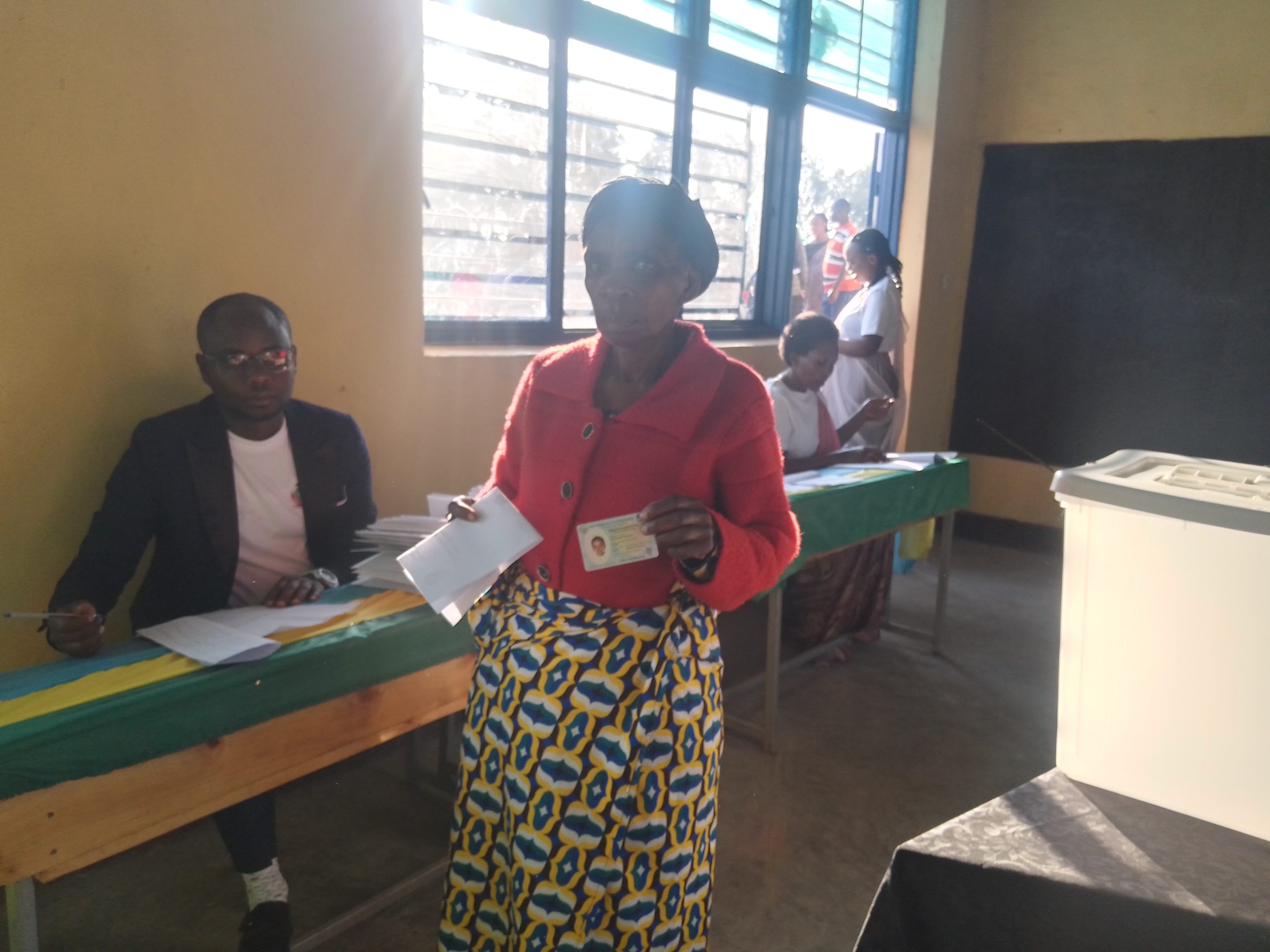 Muhanga: Umukecuru yagiye gutora mu gicuku aherekezwa n’Ingabo z’u Rwanda