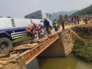 Babangamiwe n’iteme rya Mpanda rihuza Ruhango na Muhanga ryaguyemo imodoka