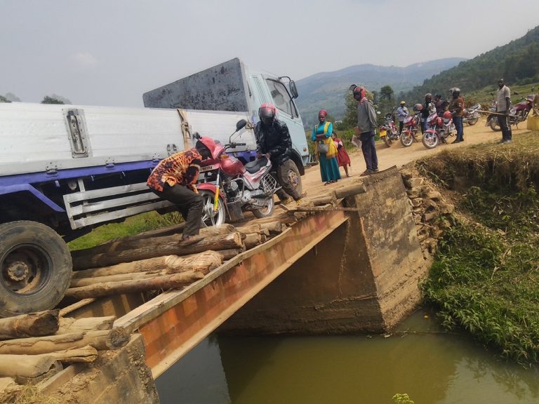 Babangamiwe n’iteme rya Mpanda rihuza Ruhango na Muhanga ryaguyemo imodoka
