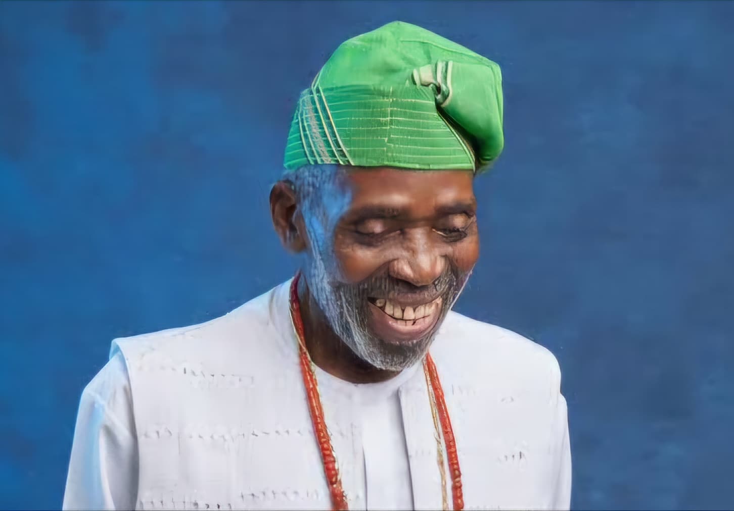 Umuhungu wa Olu Jacobs yanyomoje ababeshye ko se yitabye Imana