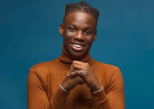 Rema yikomye abatamufata nk’icyamamare mu muziki wa Nigeria