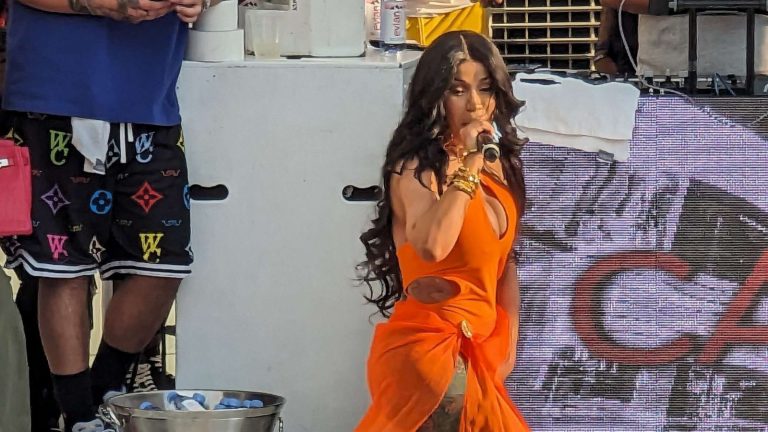Cardi B ashyigikiye Kamala Harris ku mwanya wa Perezida
