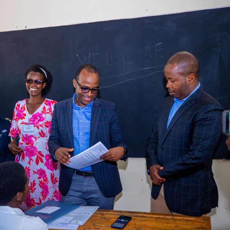 Bwa mbere 203 bize ubuforomo mu yisumbuye batangiye gukora ikizamini cya Leta