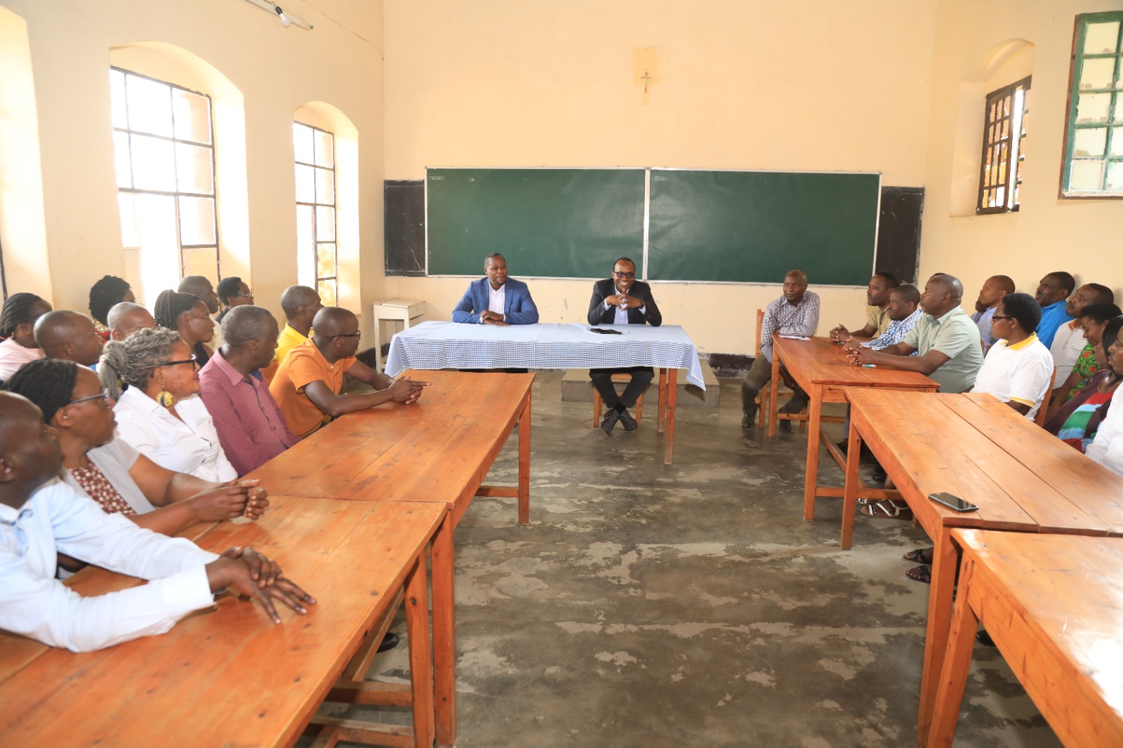 Abarimu barashima ko integanyanyigisho yahujwe n’ibizamini bya Leta