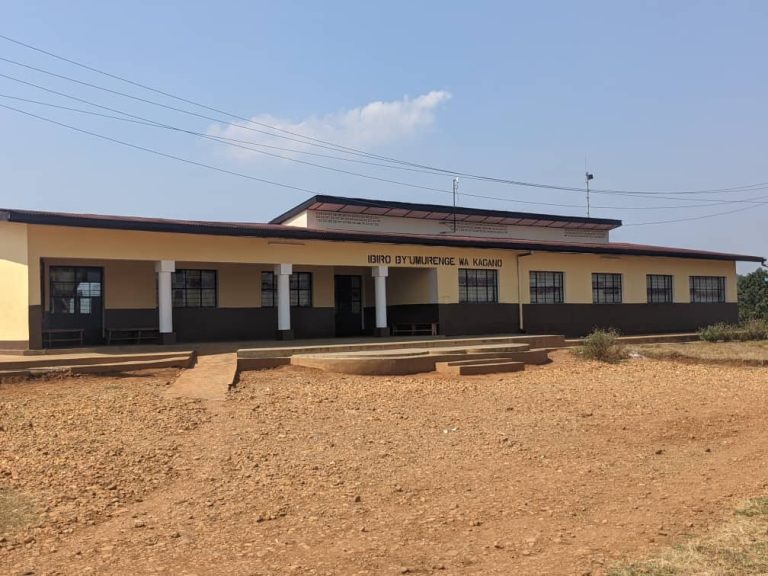Nyamasheke: Abasore 2 bafatanywe inkoko 19 bibye bazishyize mu mufuka