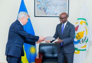 Polyakov yatanze kopi z’impapuro zimwemerera &nbsp;guhagararira u Burusiya mu Rwanda