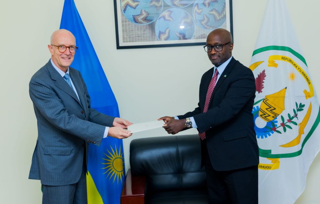 Nduhungirehe yakiriye kopi z’impapuro z’abahagarariye u Buhinde, UK, Vénézuela n’u Butaliyani